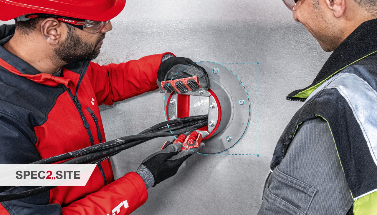 инженер на Hilti демонстрира на клиент решение за пожарозащита на електрически инсталации