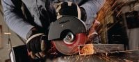 AG 150-A36 безкабелен ъглошлайф Безкабелен ъглошлайф с безколекторен електродвигател, който се използва с акумулатор 36 V, за ежедневно рязане и шлифоване с помощта на дискове с диаметър до 150 mm Приложения 1