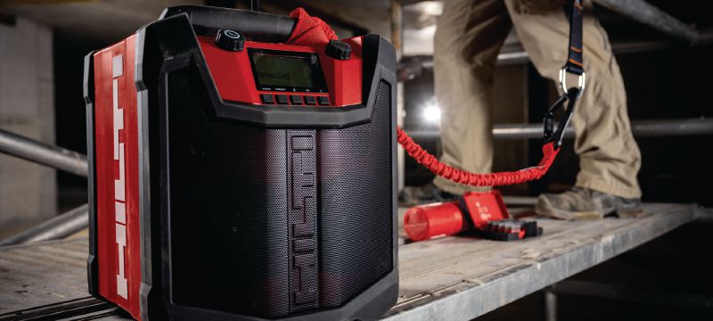 Радио R 6-22 на работната площадка Захранвано с батерии преносимо радио на работната площадка с до 22 часа възпроизвеждане с едно зареждане и изключителна издръжливост за използване на строителни обекти (платформа батерии Nuron) Приложения 1